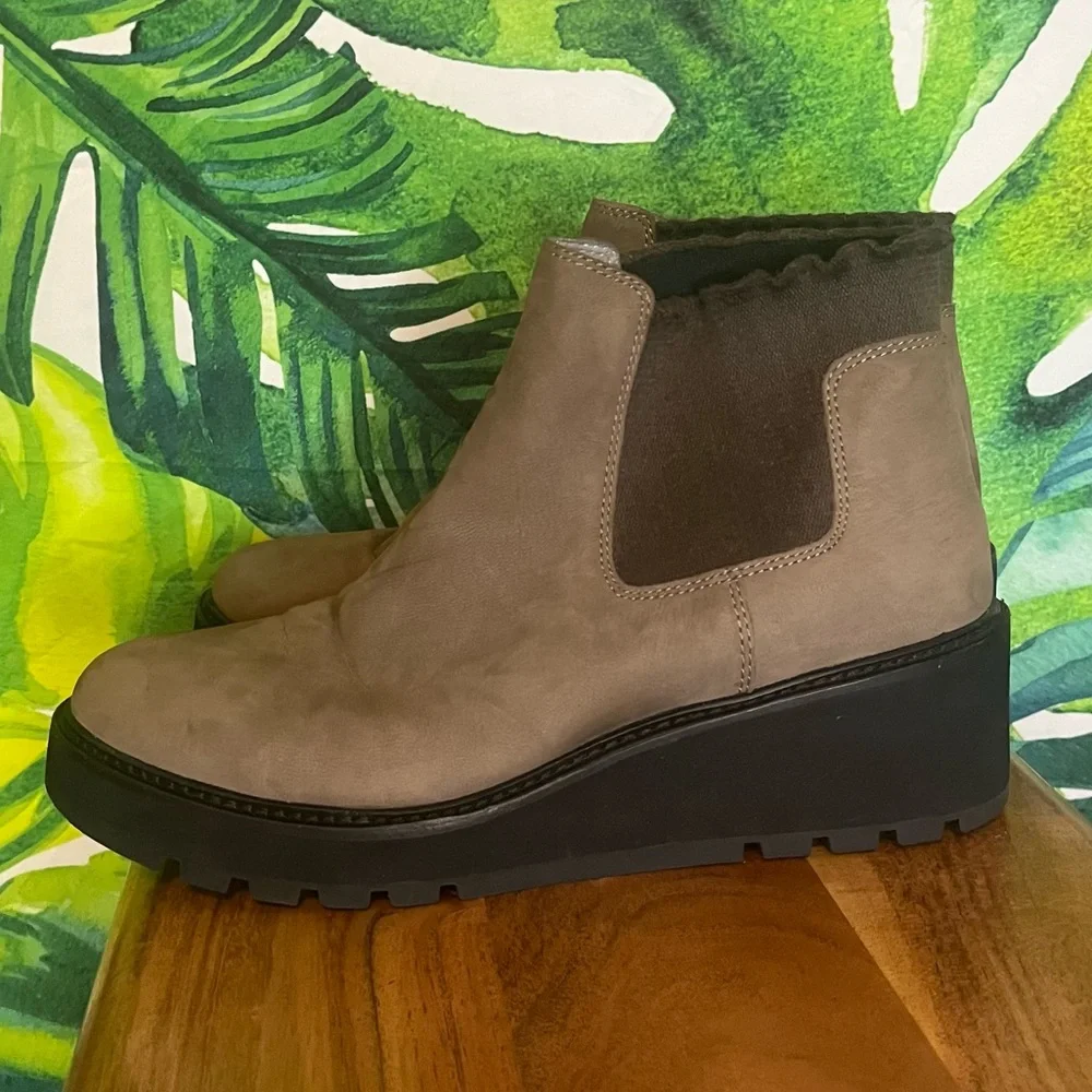 Eileen Fisher 9.5 Brown Black Leather Pull On City Fall Chelsea Lug Sole Booties
